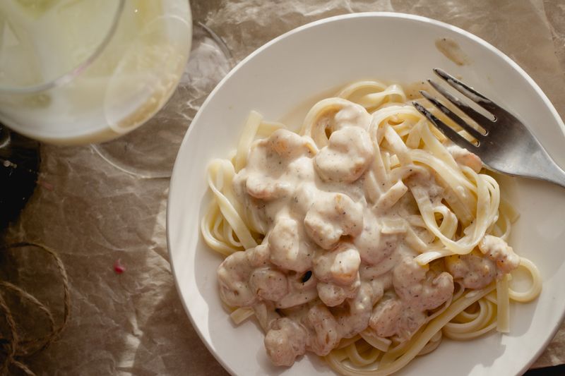 Creamy fettuccine alfredo with parmesan